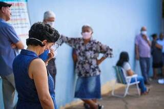 Com risco de contágio alto, pessoas que procuram unidade de saúde, já vão com máscaras. (Foto: Marcos Maluf)