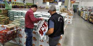 Fiscalização do Procon em supermercado da Capital (Foto: Divulgação - Procon)