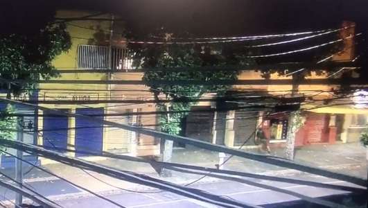 C&acirc;mera mostra ladr&atilde;o fugindo da guarda ap&oacute;s arrombar bar no Centro