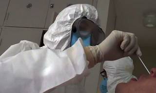 Médico colhe material para exame que detecta coronavirus. (Foto: Agência Brasil)