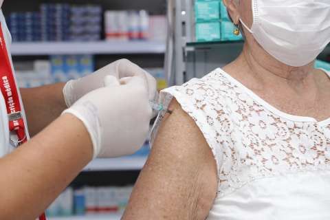 Idosos são vacinados em casa para evitar exposição ao coronavírus