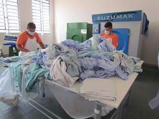 Lavanderia que funciona dentro da penitenciária de Dourados lava roupas de hospital e da UPA (Foto: Divulgação/Agepen)
