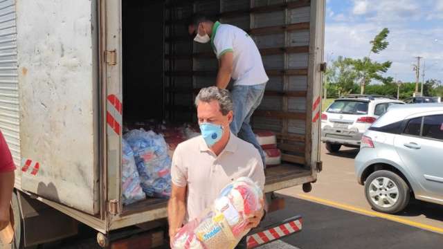 Trabalhadores da Usina de Triagem de Res&iacute;duos recebem cestas b&aacute;sicas 