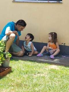 Renato com os filhos no quintal de casa. (Foto: Arquivo pessoal)