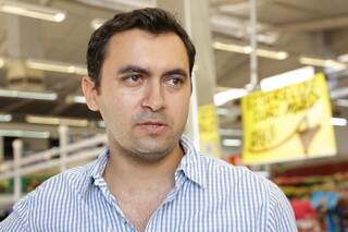 Denyson Prado, proprietário de supermercado, afirma que foco dos clientes está na compra de alimentos (Kísie Ainoã)