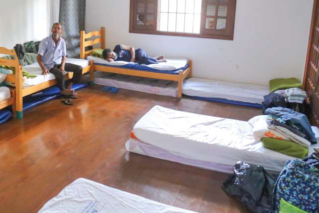 Pelo menos 30 moradores de rua passaram noite, mas deixaram abrigos 