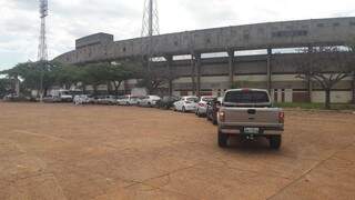 Fila de carros no estacionamento do estádio Douradão, onde funciona “drive thru” de vacinação (Foto: Divulgação)