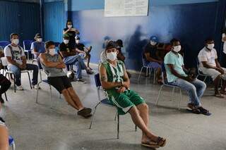 Moradores de rua em escola adaptada para recebê-los em meio a pandemia do coronavírus. (Foto: Kisie Ainoã)