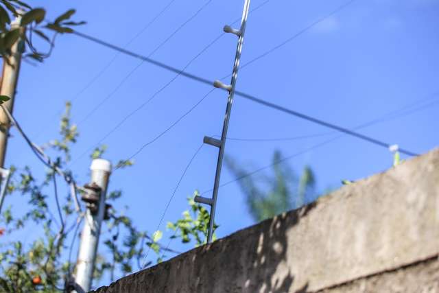 Ladr&otilde;es arrebentam cerca el&eacute;trica, invadem casa e amarram casal 
