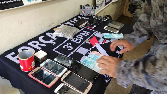 Trio &eacute; preso com por&ccedil;&otilde;es de maconha e celulares em lava-r&aacute;pido 