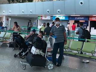 De máscara e de pé no Aeroporto de Natal (RN), Roberto aguarda definição sobre a tão esperada volta a Campo Grande (Foto: Divulgação)