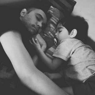 Renato Chermont dormindo ao lado do filho Vitor. (Foto: Arquivo pessoal)
