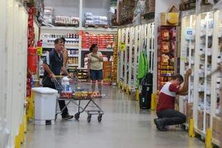 Consumidora analisa preço de produtos em supermercado (Foto: Marcos Maluf)