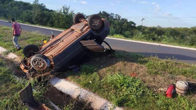 Motorista &eacute; fechado por carreta e capota carro na MS-134