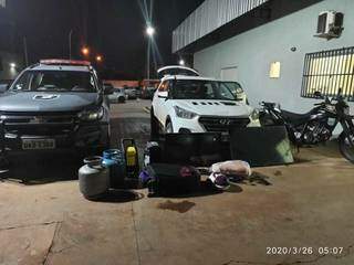 Carro e objetos roubados das vítimas foram recuperados. (Foto: Divulgação/Batalhão de Choque)