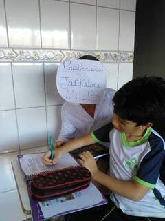 Andreia de &#34;Professora Jackeline&#34; e o filho Pedro de uniforme na sala de casa. (Foto: Arquivo Pessoal)