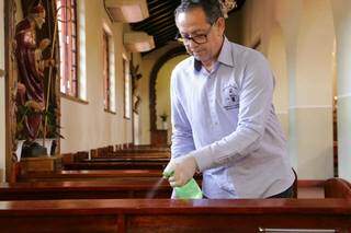 Clecio, fiel ao serviço paroquial, trocou o volante pelo álcool para higienizar os bancos da Perpétuo Socorro (Foto: Kisie Ainoã)