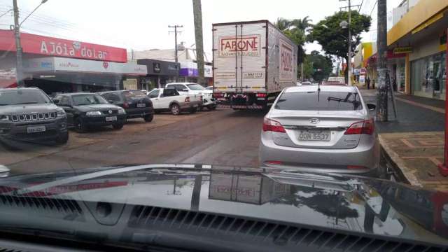 Prefeito aguarda resultado de exames para depois &quot;afrouxar&quot; regras ao com&eacute;rcio