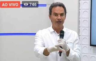 De luva, Marquinhos dá entrevista em programa de televisão. 