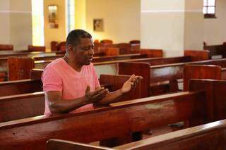 Antonio, registrado em momento de oração na Paróquia de Nossa Senhora do Perpétuo Socorro (Foto: Kisie Ainoã)