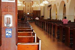 Agora, é álcool bento antes de entrar na Igreja Nossa Senhora do Perpétuo Socorro (Foto: Kisie Ainoã)