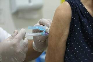 Idosa recebe vacina contra H1N1. 