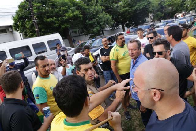Grupo tenta protestar em frente &agrave; Prefeitura, &eacute; barrado, mas promete voltar