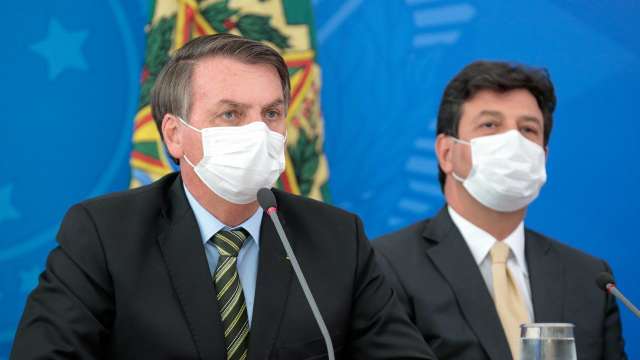 Bolsonaro elogia protesto e diz que ministro n&atilde;o pode fazer o que d&aacute; na cabe&ccedil;a 