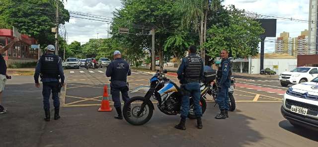 Prefeitura bloqueia Afonso Pena e barra carreata contra isolamento na Capital