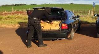Droga estava sendo transportada no porta-malas do veículo. (Foto: Divulgação/DOF)