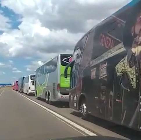 Empres&aacute;rios do transporte fazem carreata para voltar a circular com pandemia 