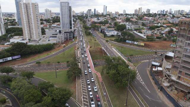 Pedindo para com&eacute;rcio e escolas reabrirem, centenas de carros sobem Afonso Pena