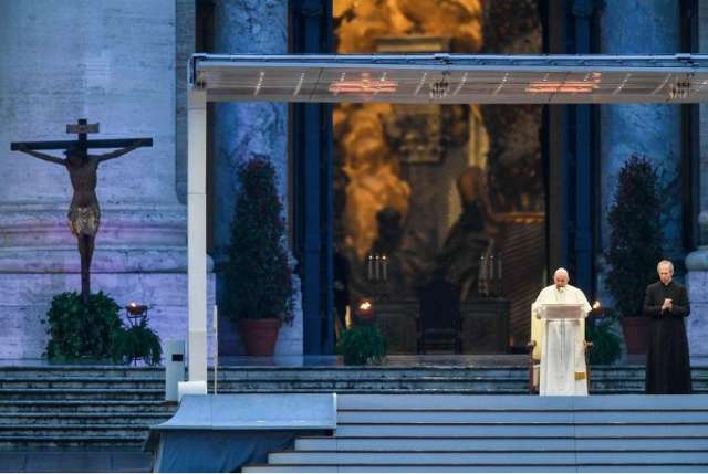 Papa Francisco faz ora&ccedil;&atilde;o sozinho e pede uni&atilde;o de todos contra pandemia