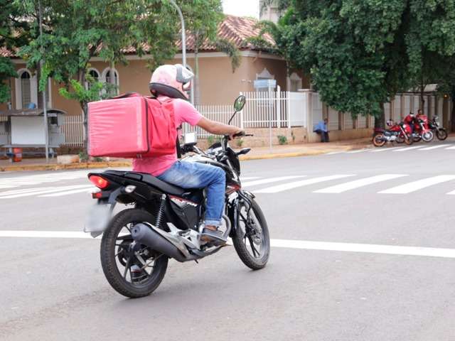 Delivery est&aacute; liberado, mas entregadores devem redobrar cuidados 