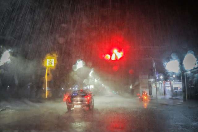 Com vento de 67 km/h, chuva chega forte a bairros de Campo Grande 