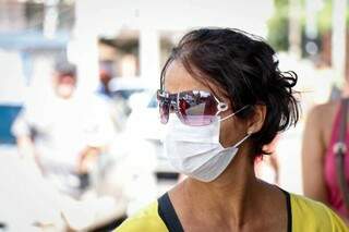 Se protegendo com máscara, Cleonice foi até o local para regularizar contas. (Foto: Henrique Kawaminami)