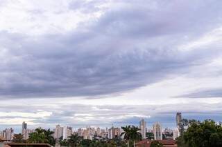 Capital amanheceu com céu carregado de nuvens neste sábado (28); há previsão de chuva. (Foto: Henrique Kawaminami)
