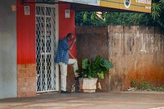 Preocupação? Na principal rua do comércio no bairro Pioneiros, portas fechadas não atraem clientes (Foto: Henrique Kawaminami)