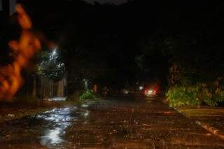 No Bairro Taveirópolis, chuva deixou ruas sem energia e provocou queda de árvores (Foto: Henrique Kawaminami)