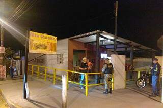 Guardas orientaram comerciantes fecharem os estabelecimentos às 20 horas (Foto: Divulgação)