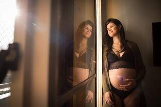 Jéssica Benitez está grávida de 29 semanas e posou para foto. (Foto: Cleber Gellio)