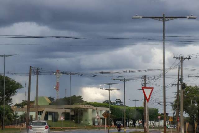 Ap&oacute;s oito dias, chuva volta cair na Capital para amenizar tempo seco