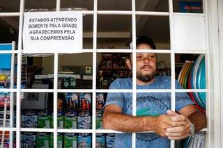 Alexandre Ramires, 41, é proprietário de uma pequena loja de materiais para construção (Foto: Henrique Kawaminami)