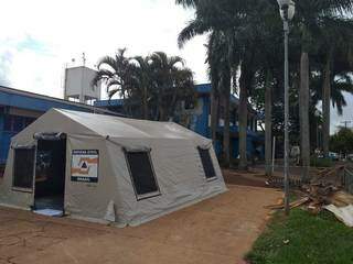 Tenda montada ao lado do hospital da vida para atender pacientes em caso de aumento de contágio. (Foto: João Pires/Estado Notícias)