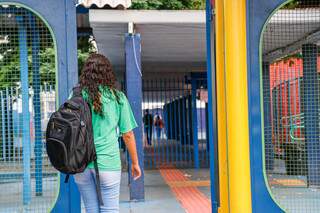 Aluna chegando à escola estadual Joaquim Murtinho no Centro de Campo Grande. (Foto: Henrique Kawaminami)