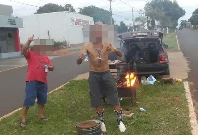 Homem &eacute; preso enquanto assava carne em canteiro de avenida