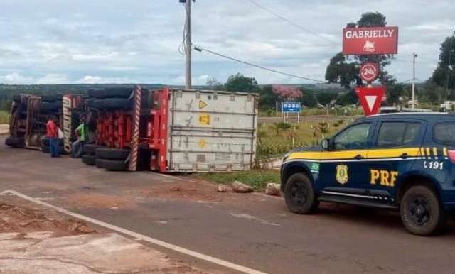 Carreta carregada com carnes de frango tomba em rotat&oacute;ria da MS-134