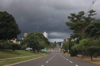 Céu coberto de nuvens negras em Campo Grande (Foto: Paulo Francis)