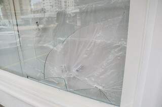 Conserto da vidraçaria quebrada por ladrão foi orçado em quase R$ 1,5 mil (Foto: Paulo Francis)