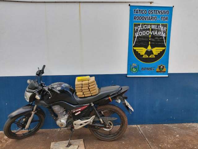 Jovem &eacute; perseguido e preso com 19 tableletes de maconha na garupa de moto